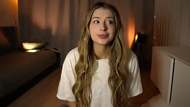 Snapshot of elisa_moon chatting on December 4, 3:21 pm elisa moon online show from December 4, 3:21 pm