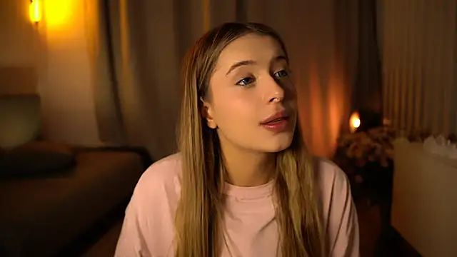 Snapshot of elisa_moon chatting on December 12, 4:15 am elisa moon online show from December 12, 4:15 am