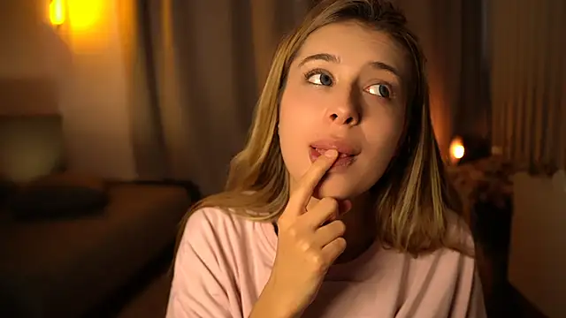 Snapshot of elisa_moon chatting on December 12, 7:19 am elisa moon online show from December 12, 7:19 am