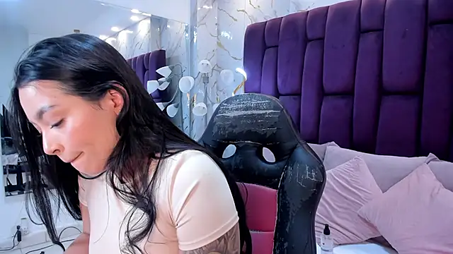 Snapshot of emma_carterr1 chatting on June 29, 8:20 pm emma carterr1 online show from June 29, 8:20 pm