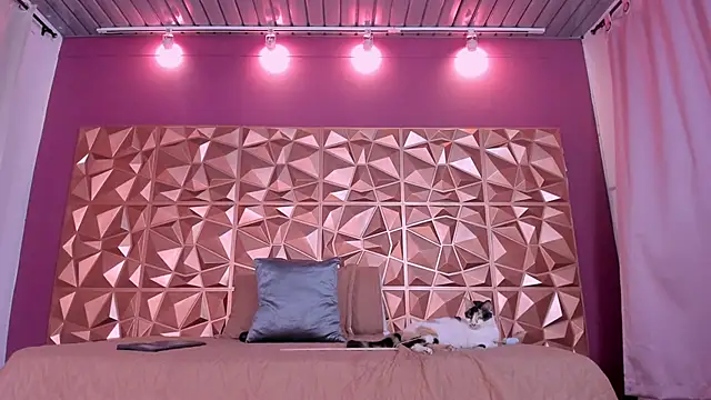 Snapshot of keendaall chatting on December 23, 1:56 pm keendaall online show from December 23, 1:56 pm