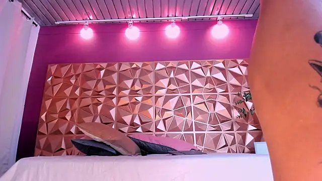 Snapshot of keendaall chatting on December 27, 10:59 pm keendaall online show from December 27, 10:59 pm