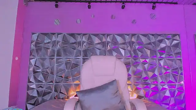 Snapshot of keendaall chatting on March 12, 12:47 pm keendaall online show from March 12, 12:47 pm