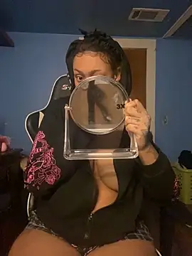 Snapshot of y0urlilgf chatting on December 2, 1:03 am y0urlilgf online show from December 2, 1:03 am