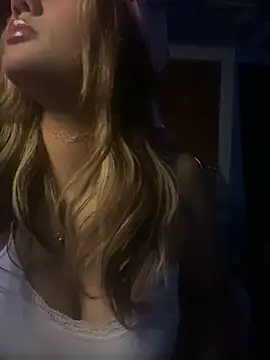 Snapshot of y0urlilgf chatting on December 17, 10:32 pm y0urlilgf online show from December 17, 10:32 pm