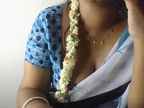 Snapshot of Sexy-Shalinii chatting on May 22, 5:18 pm Sexy-Shalinii online show from May 22, 5:18 pm