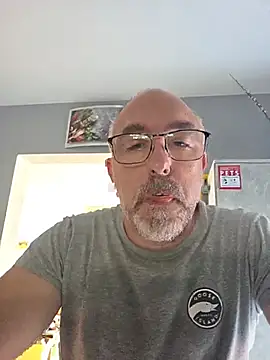 Snapshot of Crosss-23cm chatting on June 23, 7:28 am Crosss-23cm online show from June 23, 7:28 am