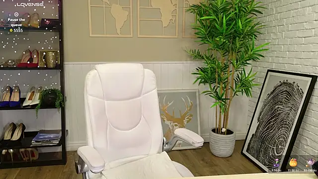 LadyLeea online show from April 18, 4:49 am