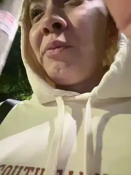 Snapshot of adarussell chatting on December 27, 1:53 am adarussell online show from December 27, 1:53 am