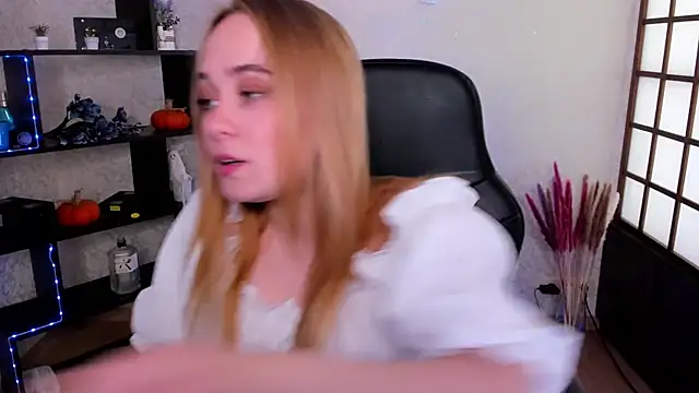 Snapshot of LianaBright chatting on December 4, 3:15 am LianaBright online show from December 4, 3:15 am