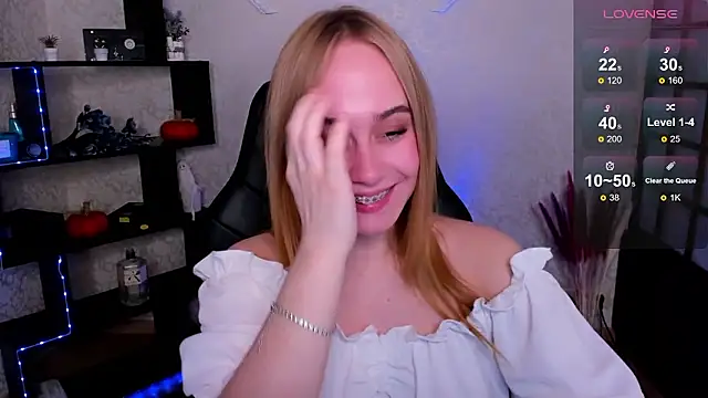 Snapshot of LianaBright chatting on December 4, 6:33 am LianaBright online show from December 4, 6:33 am