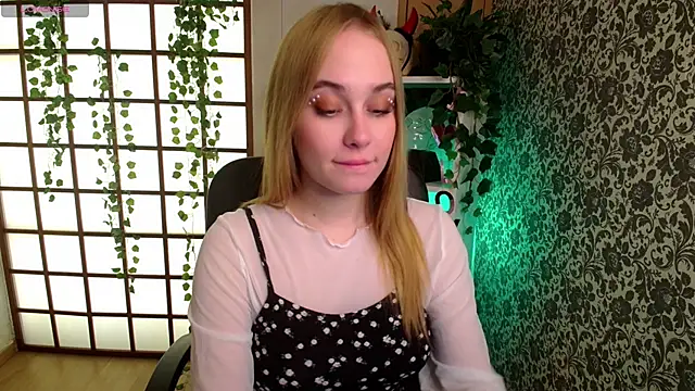 Snapshot of LianaBright chatting on December 11, 2:30 am LianaBright online show from December 11, 2:30 am