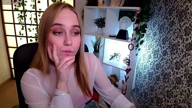 Snapshot of LianaBright chatting on December 17, 6:56 am LianaBright online show from December 17, 6:56 am