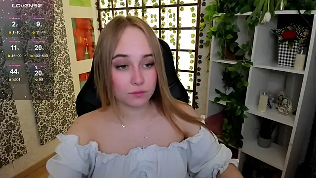 Snapshot of LianaBright chatting on March 9, 2:07 am LianaBright online show from March 9, 2:07 am