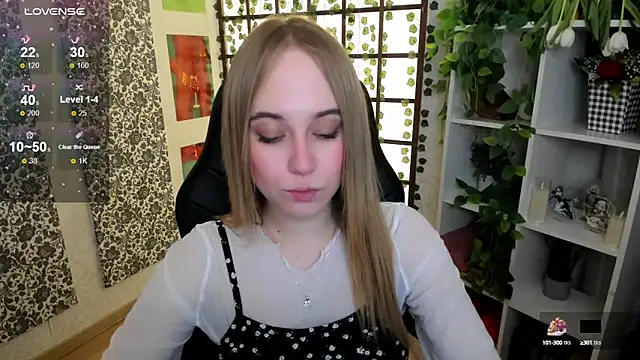 Snapshot of LianaBright chatting on March 10, 1:56 am LianaBright online show from March 10, 1:56 am