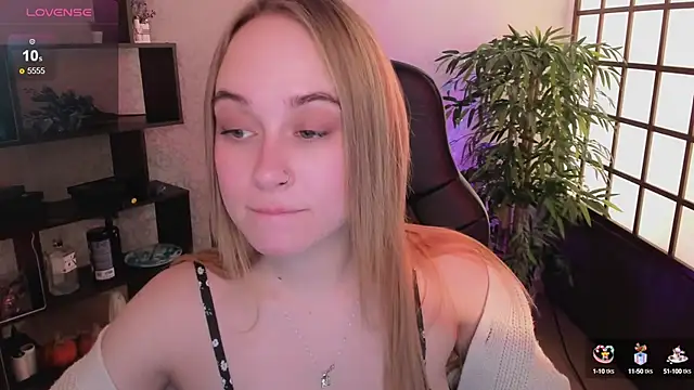 Snapshot of LianaBright chatting on March 22, 5:28 am LianaBright online show from March 22, 5:28 am