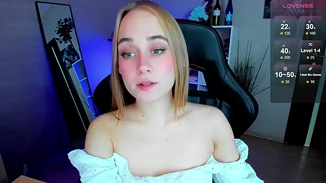 Snapshot of LianaBright chatting on October 5, 2:10 am LianaBright online show from October 5, 2:10 am