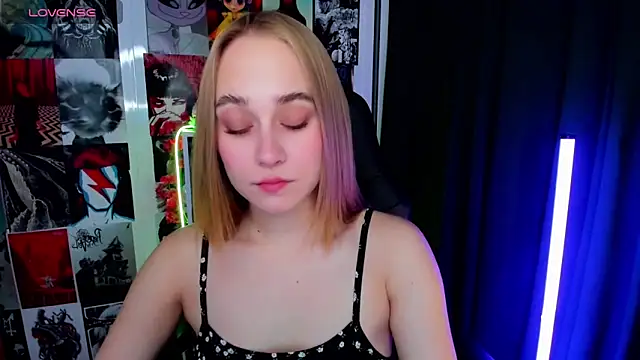 Snapshot of LianaBright chatting on October 17, 2:15 am LianaBright online show from October 17, 2:15 am