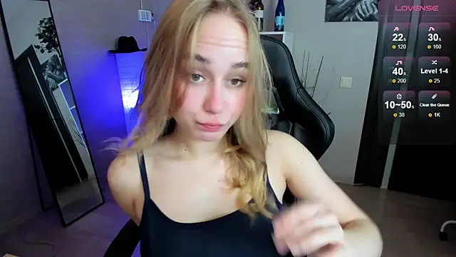 Snapshot of LianaBright chatting on October 18, 2:36 am LianaBright online show from October 18, 2:36 am