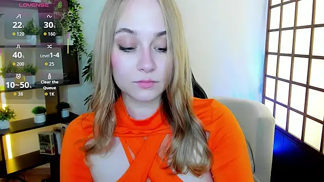 Snapshot of LianaBright chatting on June 4, 1:44 am LianaBright online show from June 4, 1:44 am