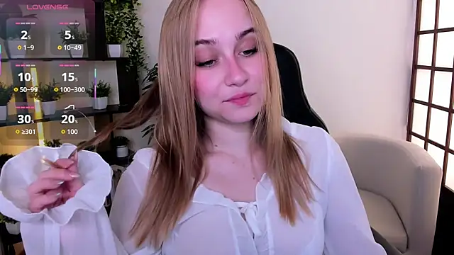 Snapshot of LianaBright chatting on June 11, 2:11 am LianaBright online show from June 11, 2:11 am