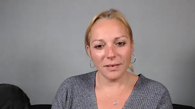 Snapshot of Doucelouve9 chatting on December 18, 5:19 pm Doucelouve9 online show from December 18, 5:19 pm