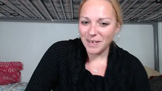 Snapshot of Doucelouve9 chatting on January 5, 5:27 pm Doucelouve9 online show from January 5, 5:27 pm