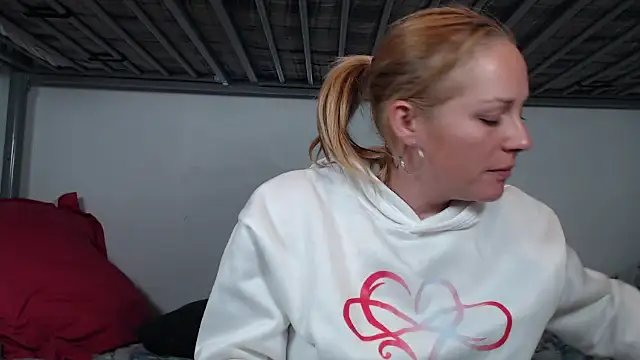 Snapshot of Doucelouve9 chatting on February 2, 5:11 pm Doucelouve9 online show from February 2, 5:11 pm