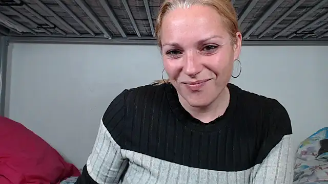 Snapshot of Doucelouve9 chatting on February 4, 5:19 pm Doucelouve9 online show from February 4, 5:19 pm