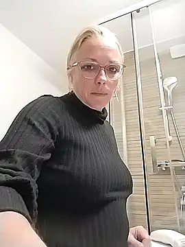 Snapshot of Doucelouve9 chatting on March 16, 2:21 pm Doucelouve9 online show from March 16, 2:21 pm