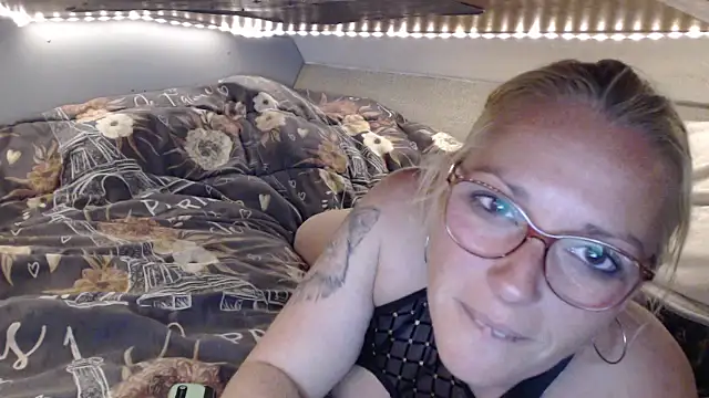 Snapshot of Doucelouve9 chatting on March 18, 9:07 pm Doucelouve9 online show from March 18, 9:07 pm