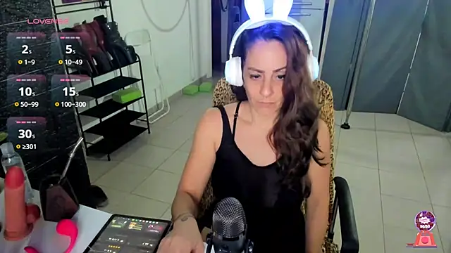 Snapshot of jessiburningheels chatting on February 23, 10:28 am jessiburningheels online show from February 23, 10:28 am