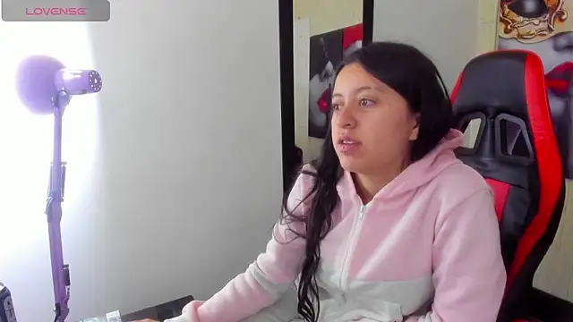 Snapshot of zoe_connor19 chatting on December 3, 7:45 pm zoe connor19 online show from December 3, 7:45 pm