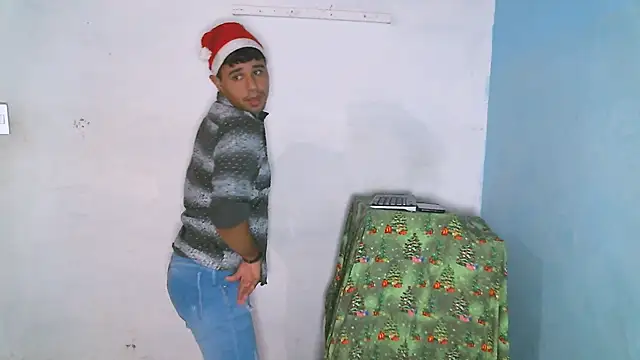 Snapshot of beautiful_james chatting on December 7, 2:20 am beautiful james online show from December 7, 2:20 am