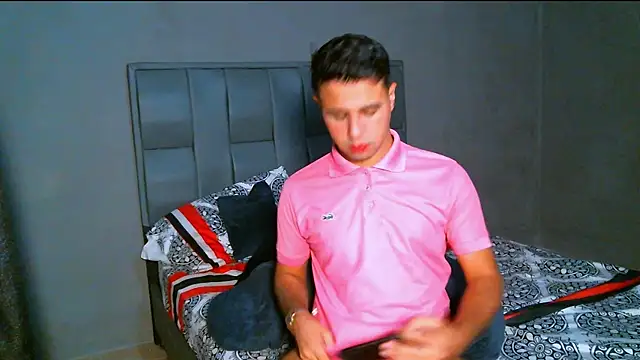 Snapshot of beautiful_james chatting on January 27, 2:10 am beautiful james online show from January 27, 2:10 am