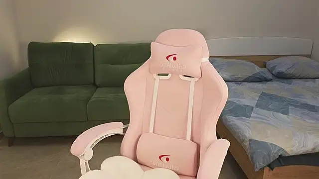 Snapshot of Eveleen_Soleen chatting on February 9, 10:21 pm Eveleen Soleen online show from February 9, 10:21 pm