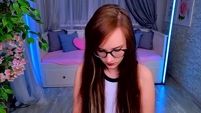 StellaGloww online show from November 6, 4:30 pm