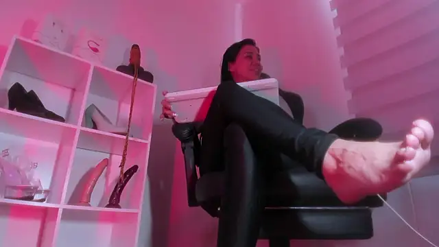 charlotte joliedart online show from February 13, 6:26 pm