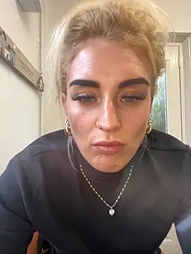 Snapshot of Barbie_26 chatting on December 4, 1:09 pm Barbie 26 online show from December 4, 1:09 pm