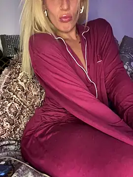 Snapshot of Barbie_26 chatting on December 13, 10:15 pm Barbie 26 online show from December 13, 10:15 pm