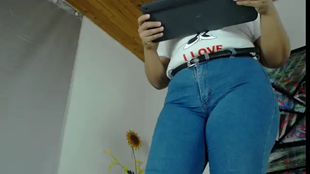 Snapshot of Iivana_19 chatting on February 20, 4:03 pm Iivana 19 online show from February 20, 4:03 pm