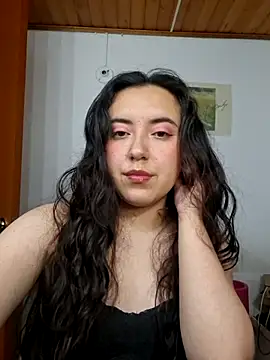 Snapshot of Emi_chik chatting on May 1, 4:39 am Emi chik online show from May 1, 4:39 am