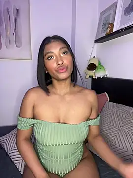 Snapshot of Isabella_fasilier chatting on February 13, 12:13 am Isabella fasilier online show from February 13, 12:13 am