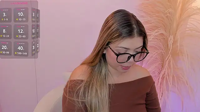Snapshot of thaliafox_ chatting on April 30, 8:57 pm thaliafox online show from April 30, 8:57 pm