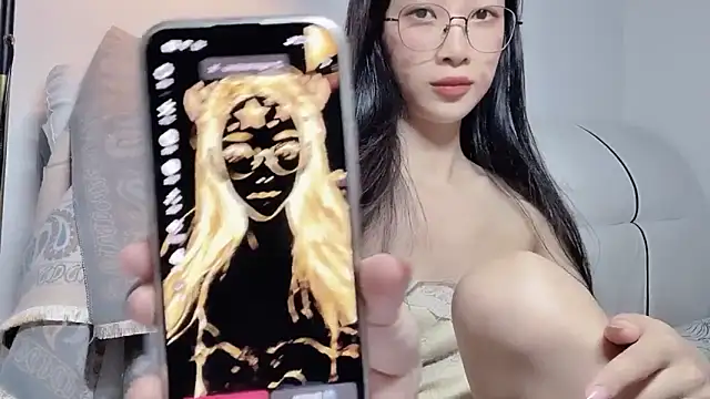 Snapshot of Lili-2 chatting on May 14, 3:19 pm Lili-2 online show from May 14, 3:19 pm