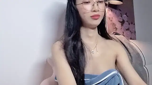 Snapshot of Lili-2 chatting on May 19, 6:36 pm Lili-2 online show from May 19, 6:36 pm