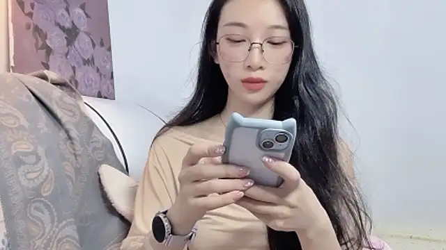 Snapshot of Lili-2 chatting on May 26, 1:29 pm Lili-2 online show from May 26, 1:29 pm