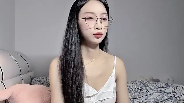 Snapshot of Lili-2 chatting on June 6, 5:06 pm Lili-2 online show from June 6, 5:06 pm