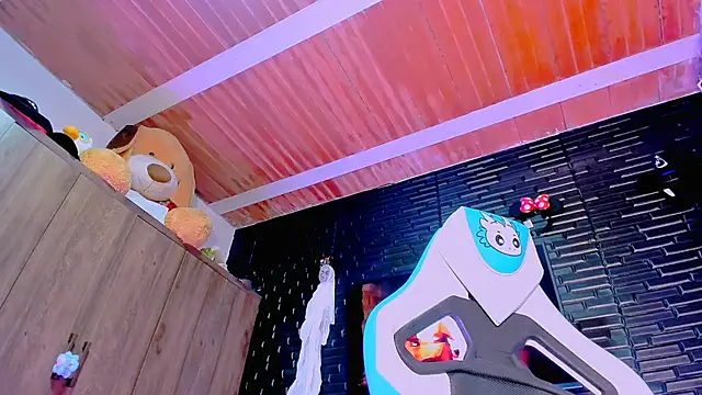 missycanoo online show from September 18, 2:19 pm