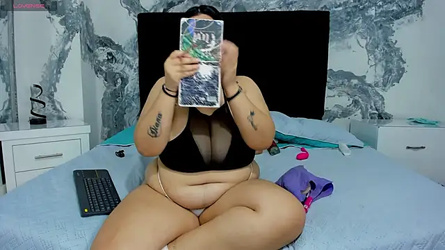 Snapshot of JulietaKane chatting on October 28, 5:00 am JulietaKane online show from October 28, 5:00 am